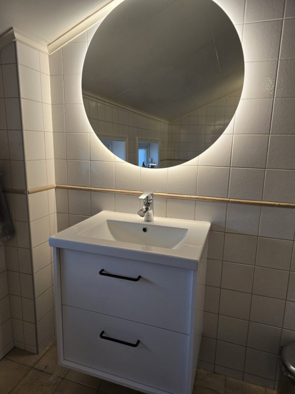 Montering kommodpaket inklusive spegelskåp 2 Kommodpaket med spegel