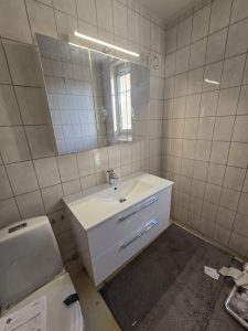 Montering kommodpaket inklusive spegelskåp