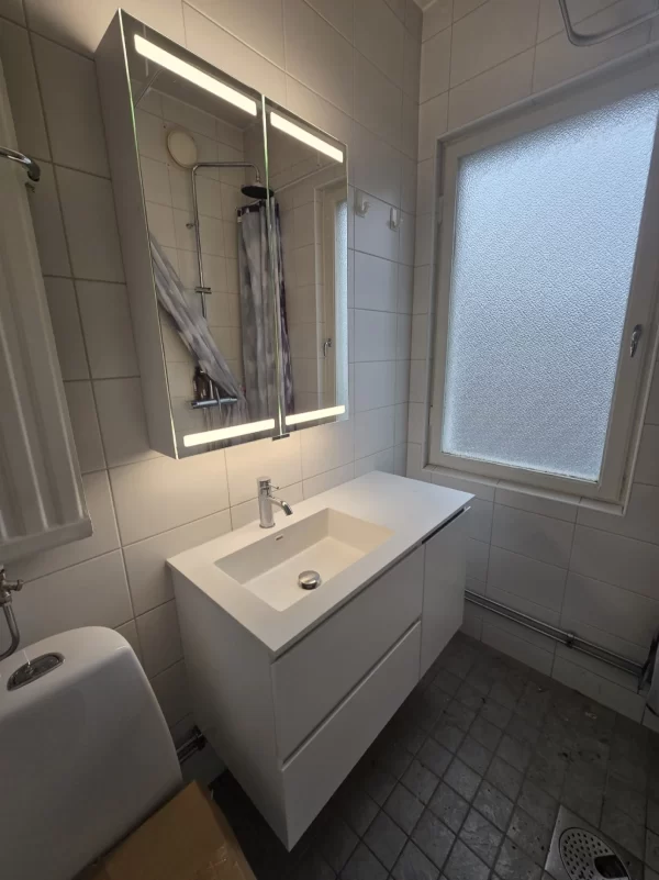 Montering kommodpaket inklusive spegelskåp 4 Montagejouren Montering kommodpaket 2